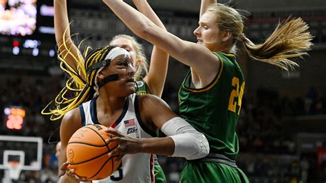 UConn opens March Madness run with 95-52 rout of Vermont