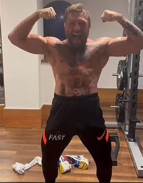 UFC superstar Conor McGregor shows off size and weight in …