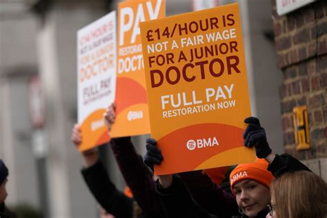 UK government reaches a pay deal with senior doctors that could end disruptive strikes
