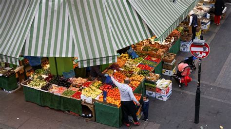 UK inflation falls from 41-year high in run-up to BoE rate decision