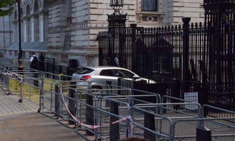 UK police lift cordon after car crashes into Downing Street; counterterrorism officers not involved in investigation