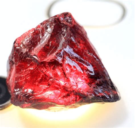 Uncovering a Beautiful Uncut Garnet on the Thames - wintechmobiles.com