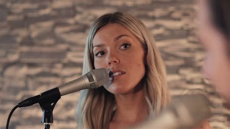 UNDRESSD & Ellie May – Forever Young İngilizce Şarkı. 