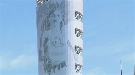 UO’s Raevyn Rogers ‘honored’ to be on Hayward Field Tower