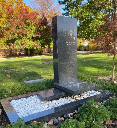 Upright Monuments | Stone Art Memorial - muktibox.com