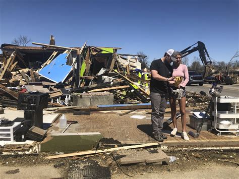 US Midwest, South reel from pack of tornadoes that killed 26