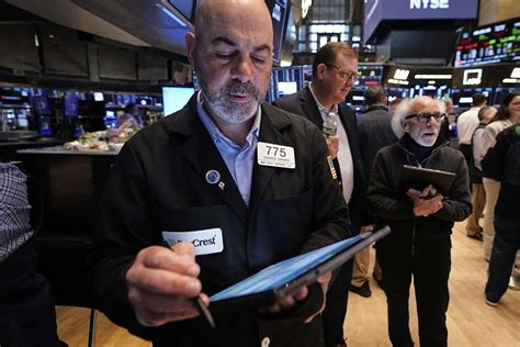 US equities hit record high on Gulf optimism