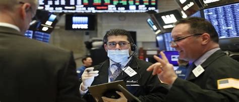 US stocks edge higher following report of cooling inflation