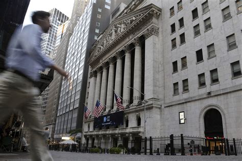 US stocks rise modestly as worries linger on interest rates
