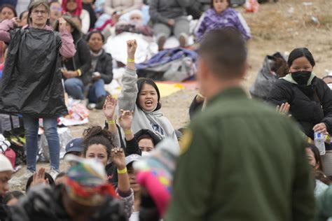 US-Mexico border sees orderly crossings as new migration rules take effect