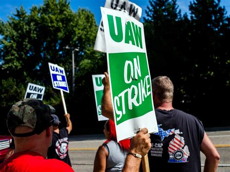 Uaw strike continues. Oct 6, 2023 · READ: UAW strike Day 21: General Motors presents new offer, auto suppliers hit hard Johnson works for a General Motors plant in Ypsilanti, which went on strike following the first round of walkouts. 