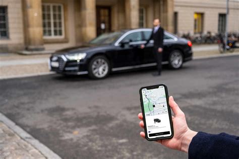Uber premium. UberにはUber Taxi（ウーバータクシー）とUber Premium（ウーバープレミアム）という2種類のタクシーを手配することができます。 それぞれのサービスによって利用料金が変わってくるので、事前に自分がどちらのサービスを利用するのかを把握しておきましょう！ 