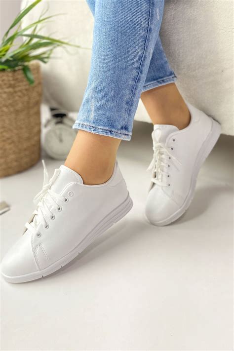 Ucuz beyaz spor ayakkabı