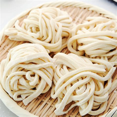 Udon noodles. Mar 24, 2022 · Place udon in a large heatproof bowl (or pot if you don’t have one) and cover with 6 cups boiling water. Let sit 1 minute, stirring to break up noodles, then drain in a colander. Transfer ... 