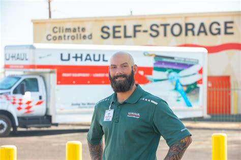 U-Haul Managers earn $48,000 annually, or $23 per hour, which is 11% higher than the national average for all Managers at $43,000 annually and 32% lower than the national salary average for all working Americans. The highest paid Managers work for Marakon at $200,000 annually and the lowest paid Managers work for Susie's Deals at $15,000 annually.. 