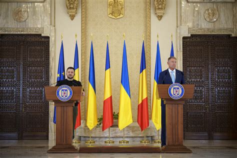 Ukraine’s Zelenskyy visits neighboring Romania to discuss security and boost ties