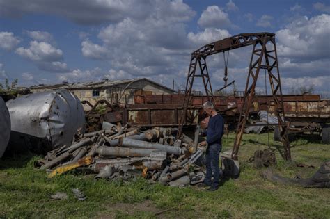Ukraine farmers surrounded by risks, from mines to logistics