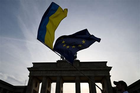 Ukraine should start EU membership talks, Commission says