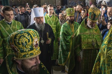 Ukrainians celebrate Palm Sunday in church marred by dispute