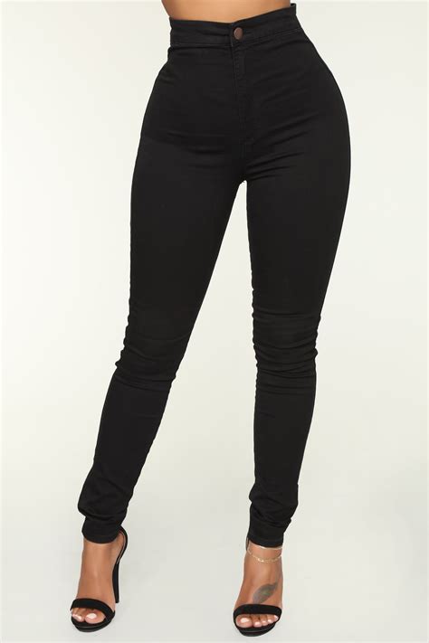 Ultra high waisted jeans. The curvy style is perfect for women with an hourglass figure. Available in sizes 00 to 21, for everybody. Made from Hollister signature stretchy denim, curvy jeans come in ultra high rise leggings, skinny fit and more. With light to dark washes in distressed and classic styles, these curvy jeans are sure to become a wardrobe staple. 