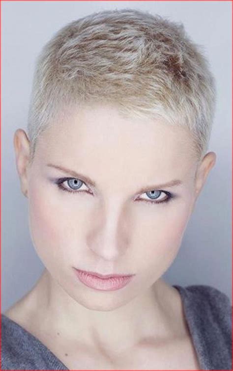 Ultra short pixie buzz cut. Long considered the ultimate symbol of femininity, long hair now gives way to short lengths. Minimalist and original, the shaved haircut for women is THE hot new hair … 