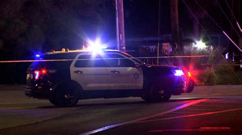 Un ayudante del sheriff de Los Ángeles recibe un disparo mortal dentro de su patrulla, dicen las autoridades