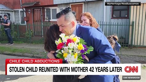 Un estadounidense robado cuando era bebé en Chile se reencuentra con su madre a los 42 años