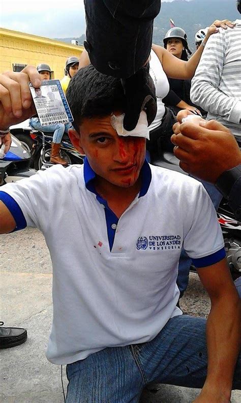Un estudiante herido y cuatro detenidos en México tras la irrupción de un grupo de encapuchados a una facultad de la UNAM