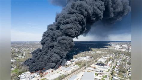 Un incendio en una planta de reciclaje de Indiana obliga a evacuar a miles de personas por la emisión de humo tóxico, según las autoridades