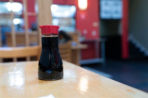 Una cadena de sushi demanda por US$ 480.000 a un estudiante que lamió una botella de salsa de soja