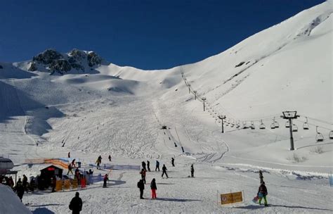 Una estación de esquí italiana cerrada por el cambio climático planea reabrir con nieve artificial. No todo el mundo está contento