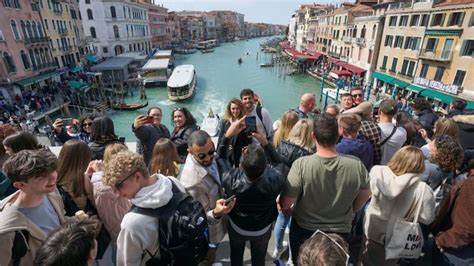 Una góndola se vuelca en Venecia después de que turistas intentaran tomar selfies