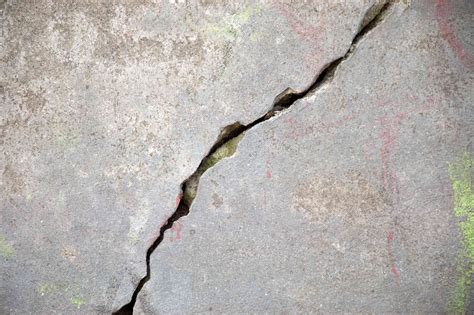 Una grieta en la pared/a crack in the wall. - Correspondance générale de villiers de l'isle-adam et documents inédits.
