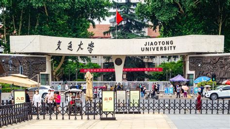 Una importante universidad china elimina los exámenes de inglés y los nacionalistas celebran la decisión