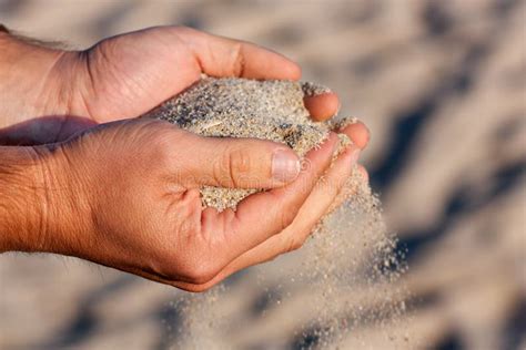 Una mano en la arena/a hand in the sand. - Cenni storici sulla società agraria di reggio emila.