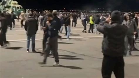 Una multitud irrumpe en un aeropuerto ruso al aterrizar un vuelo procedente de Tel Aviv y las tensiones mundiales se disparan por la guerra de Gaza