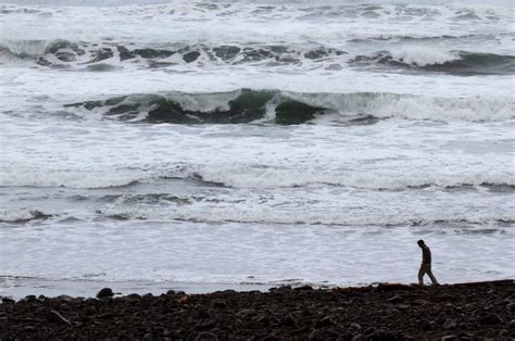 Uncover the Hidden Dangers of Sneaker Waves in Oregon: A Guide to Staying Safe