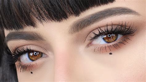 Under eye makeup. 3. Use Your Hands. While some makeup artists swear by the light touch of a concealer brush, Avendaño prefers to use his hands.Applying undereye concealer with the fingers helps it "meld into the ... 