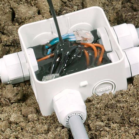 Underground junction box. Compatible with biofuels. Can be buried up to 3m (10′) deep. One-piece moulded fibreglass enclosures. Compatible with most chemicals. Non-conductive and conductive options. Withstands high groundwater pressure. Withstands extreme temperatures (-50°C/-58°F to 50°C/120°F) Smooth finish for easy handling. 