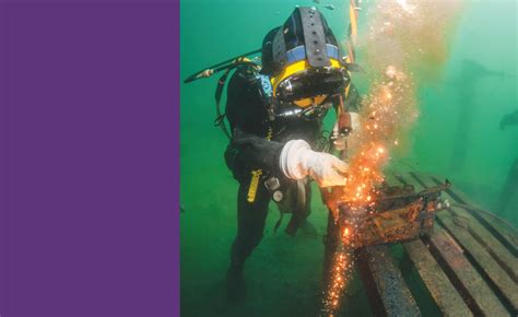 Underwater welder starting salary. According to commercial divers and global statistics, the average underwater welding salary is $53,990 annually and $25.96 per hour. However, most incomes float around $25,000 – $80,000. Diver welders in the top 10% make $83,730 while the bottom 10% pull in $30,700. But here’s the kicker: … See more 