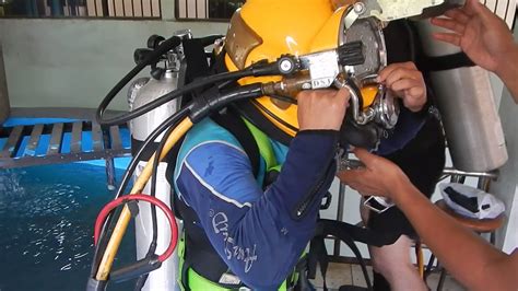 Underwater welding school. According to commercial divers and global statistics, the average underwater welding salary is $53,990 annually and $25.96 per hour. However, most incomes float around $25,000 – $80,000 . Diver welders in the top 10% make $83,730 while the bottom 10% pull in $30,700. Diving experience is the biggest determiner of an underwater … 