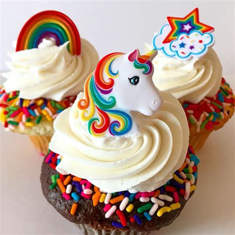 Unicorn for cupcakes. Twist the tapered rope around the cake pop stick until you reach the top. Roll out a piece of fondant and cut out the 3-4″ diameter round circle to use for the base of the hat. Let the horn and base of the hat dry for several hours before placing on the cake. Roll out a strip of orange fondant, cut into a thin ribbon. 