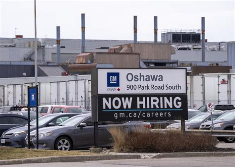 Unifor autoworkers overwhelmingly vote to authorize strikes at GM, Ford, Stellantis