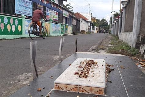 Uniknya Makam Mbah Precet di Pinggir Jalan Kota Solo, Siapa Dia?.
