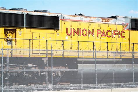 Union Pacific drops push for one-person crews