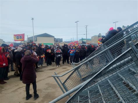 Unions holds rally in Iqaluit as housing authority strike nears 70-day mark