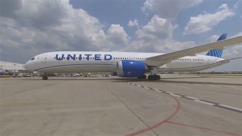 United Airlines gets a handle on canceled flights, rewards travelers