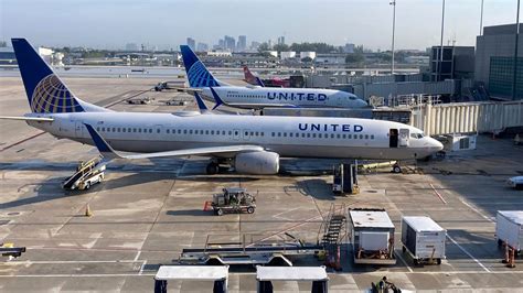 United Airlines loses $194 million but sees 2Q turnaround