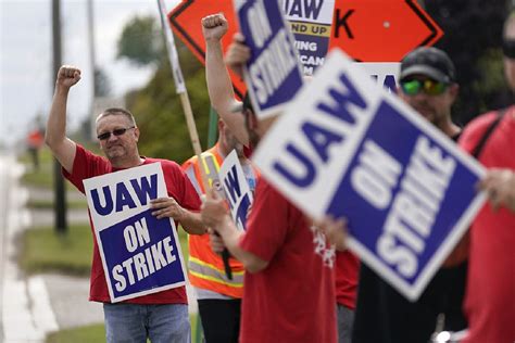 United Auto Workers strikes spread: 7,000 more workers join picket line