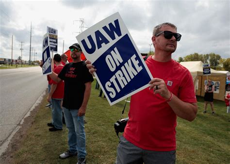 United Auto Workers strikes spread as 7,000 more workers at two plants join the picket line
